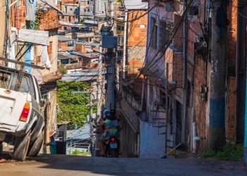 Morador de favela sofre preconceito na hora de procurar emprego