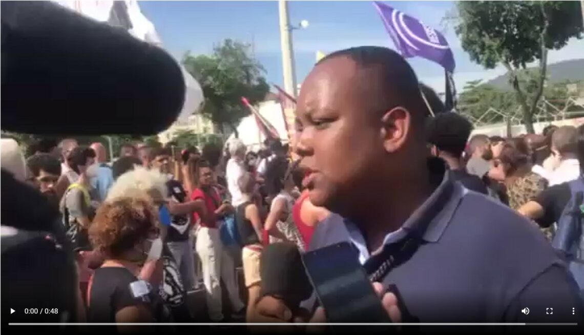 Manifestantes reunidos no monumento a Zumbi exigem o fim das chacinas e justiça para Genivaldo