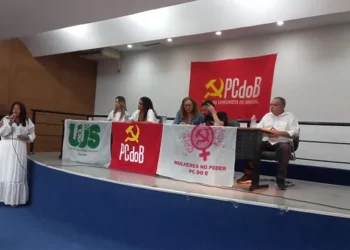 Ativista Claudia Alexandre vai debater com Claudio Castro sobre uso de câmera em uniformes policiais