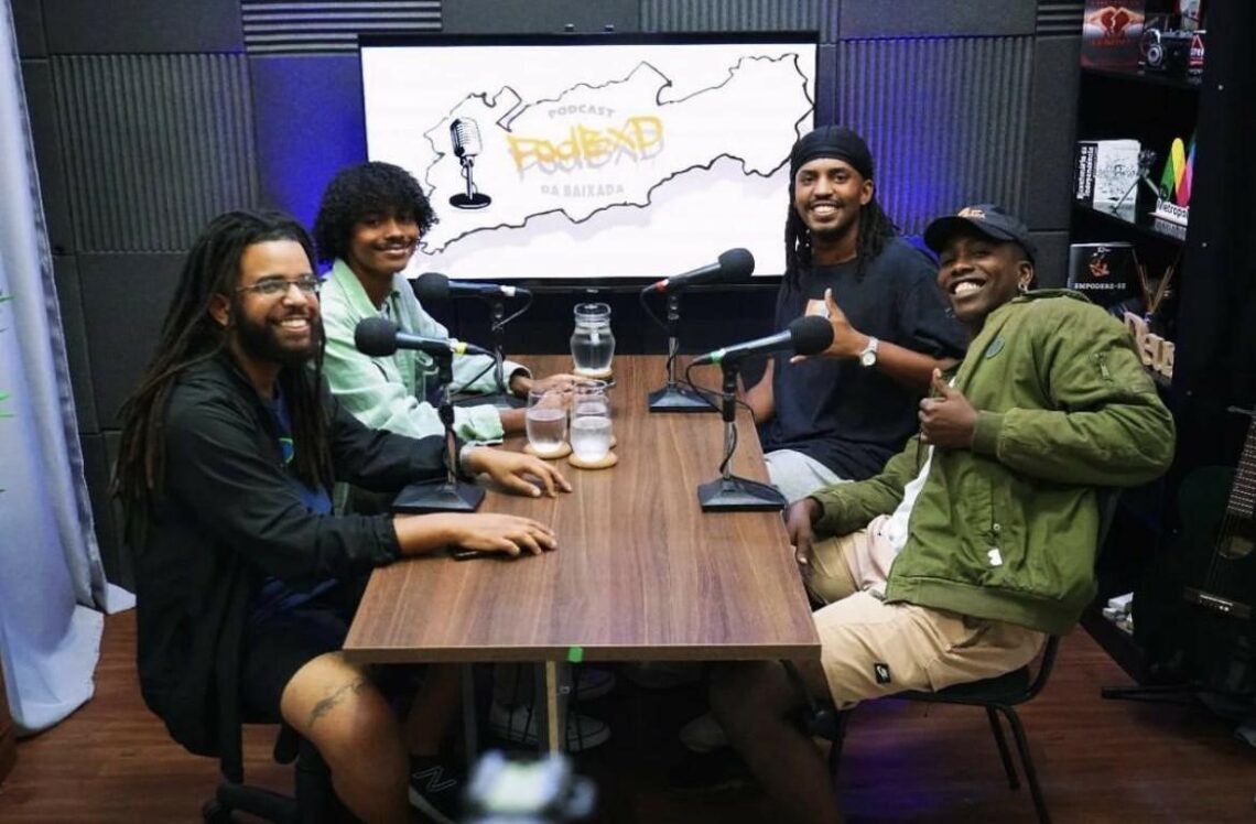 Podcast criado por jovens periféricos se torna referência para moradores das favelas da Baixada Fluminense