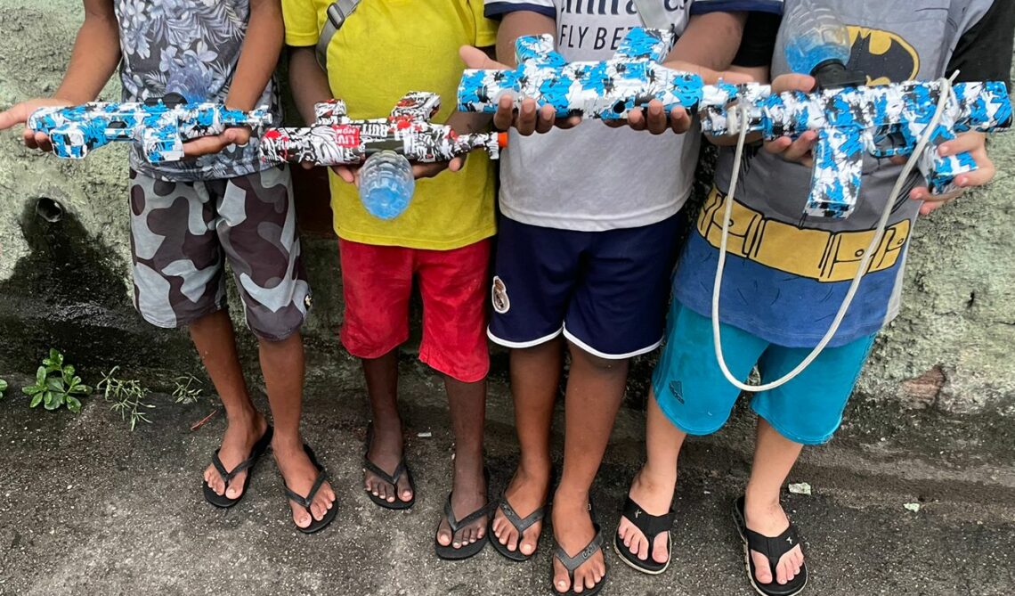Armas de gel se tornam a polêmica tendência entre jovens
